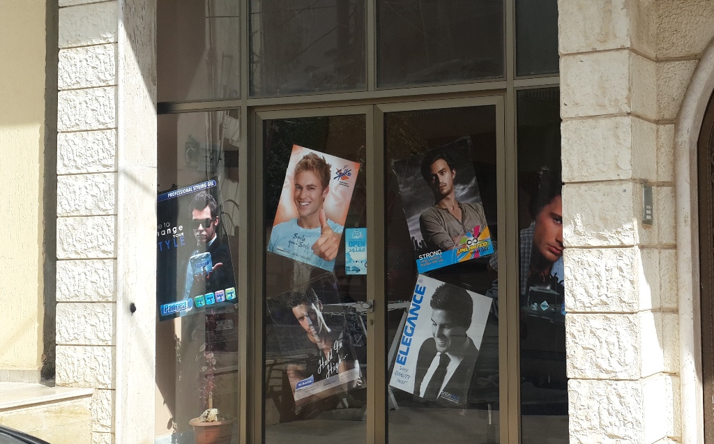 سبب الإنتقال لم يكن قلّة الشغل بل العكس تماماً، فالصالون القديم كان يضيق بالزبائن