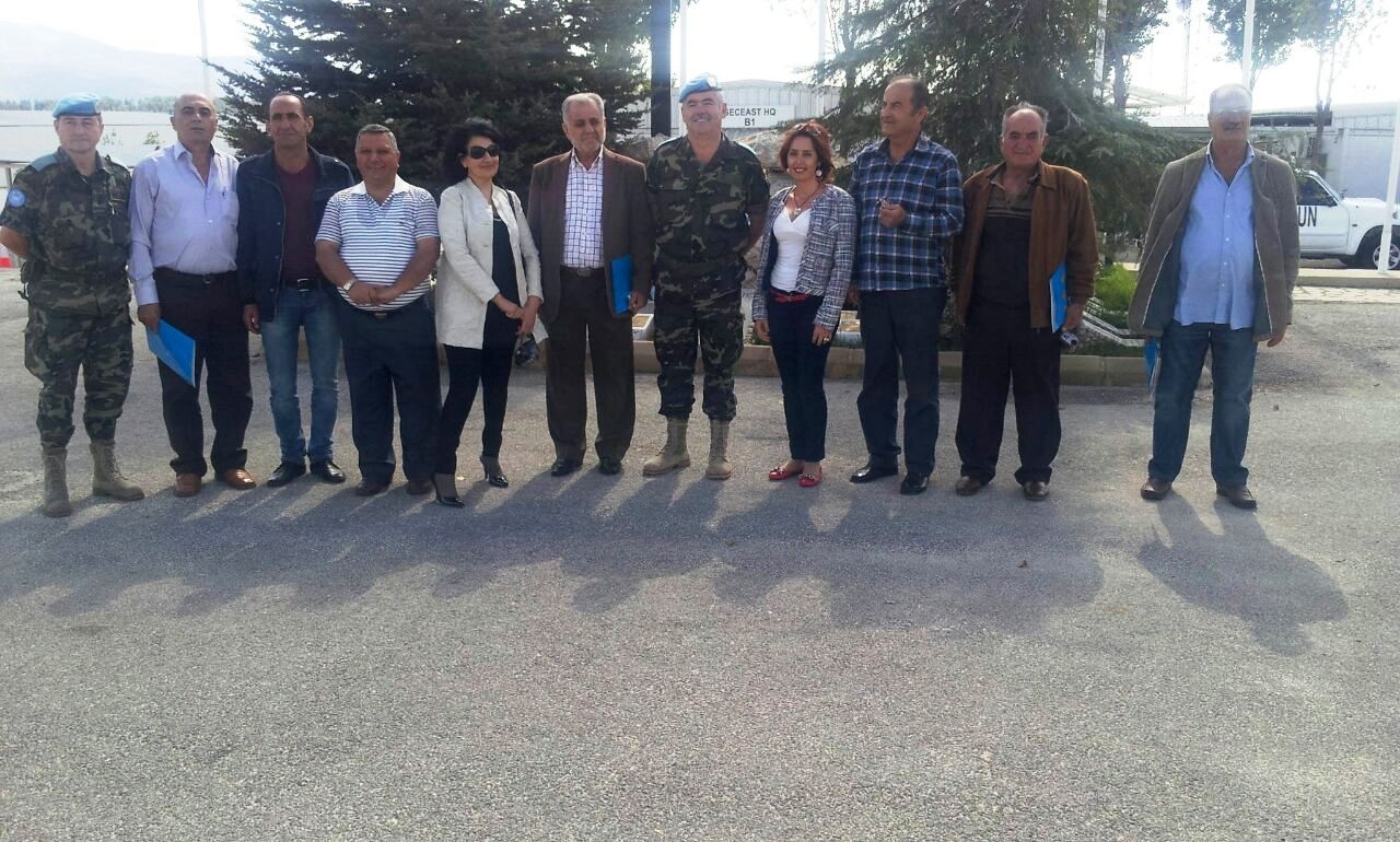 الجنرال شابا يحيط به مندوبي وسائل الاعلام في مرجعيون وحاصبيا