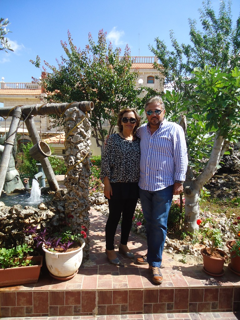 أبو عصام محمد صفاوي والسدة عقيلته في دارتهم في الخيام