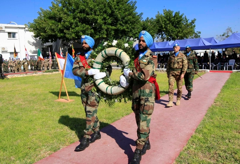 الجنرال بوتولانو يضع إكليلا من الزهر عند النصب التذكاري لليونيفيل في الناقورة