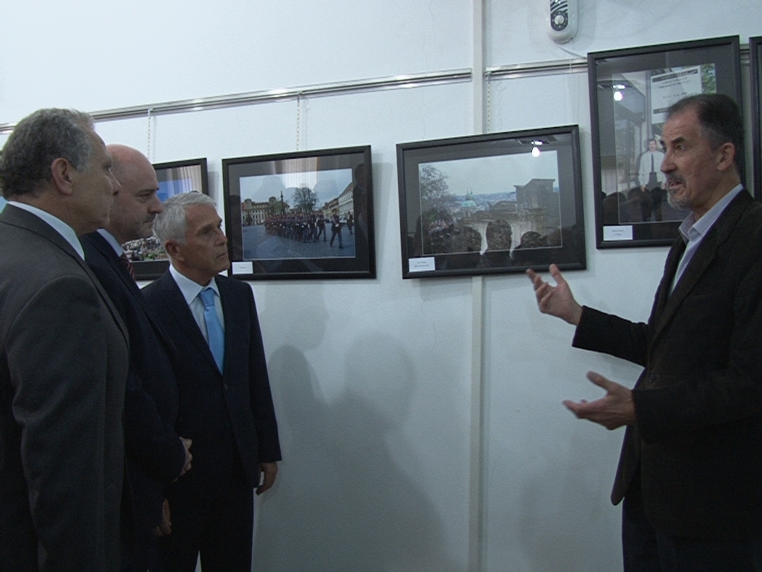 المهندس لحود يشير الى معرض صوره الخاصة بتشيكيا