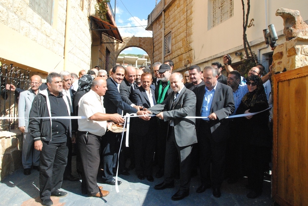 قبلان وكسرواني والحضور خلال قص شريط افتتاح المتاحف في العيشية