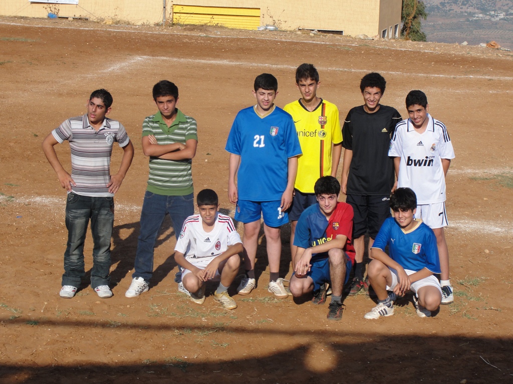 حسين علي عبّود وأصحابه الذين كانوا ينتظرون حلول فصل الصيف ليتلاقوا في الخيام، والذين شكّل معهم فريق كرة قدم أطلقوا عليه إسم \