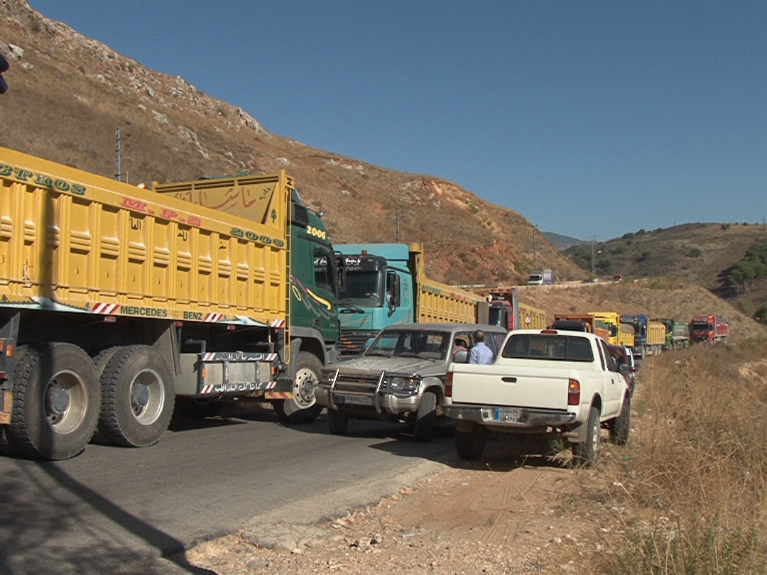  الشاحنات تقطع طريق المحمودية العيشية احتجاجاً