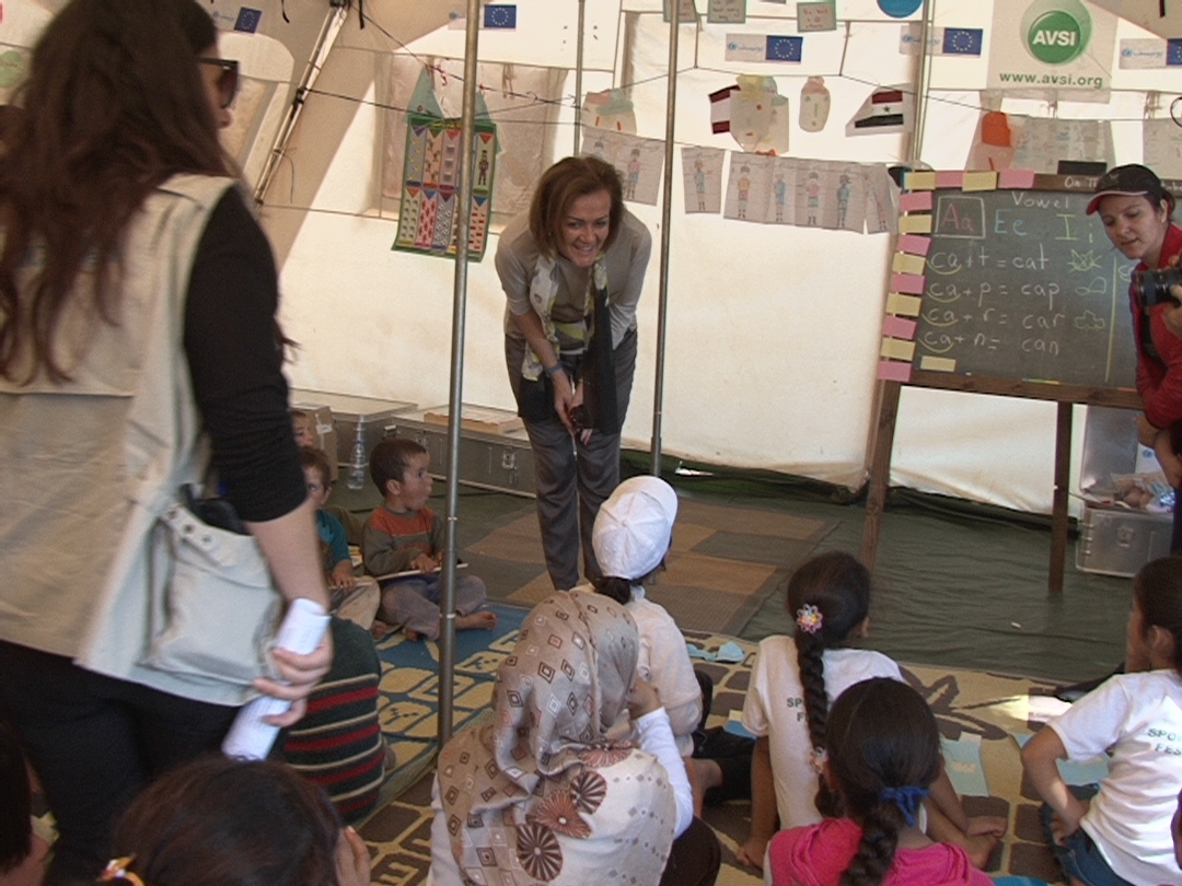 السفيرة ايكهورست تتفقد النازحين السوريين في مرج الخوخ