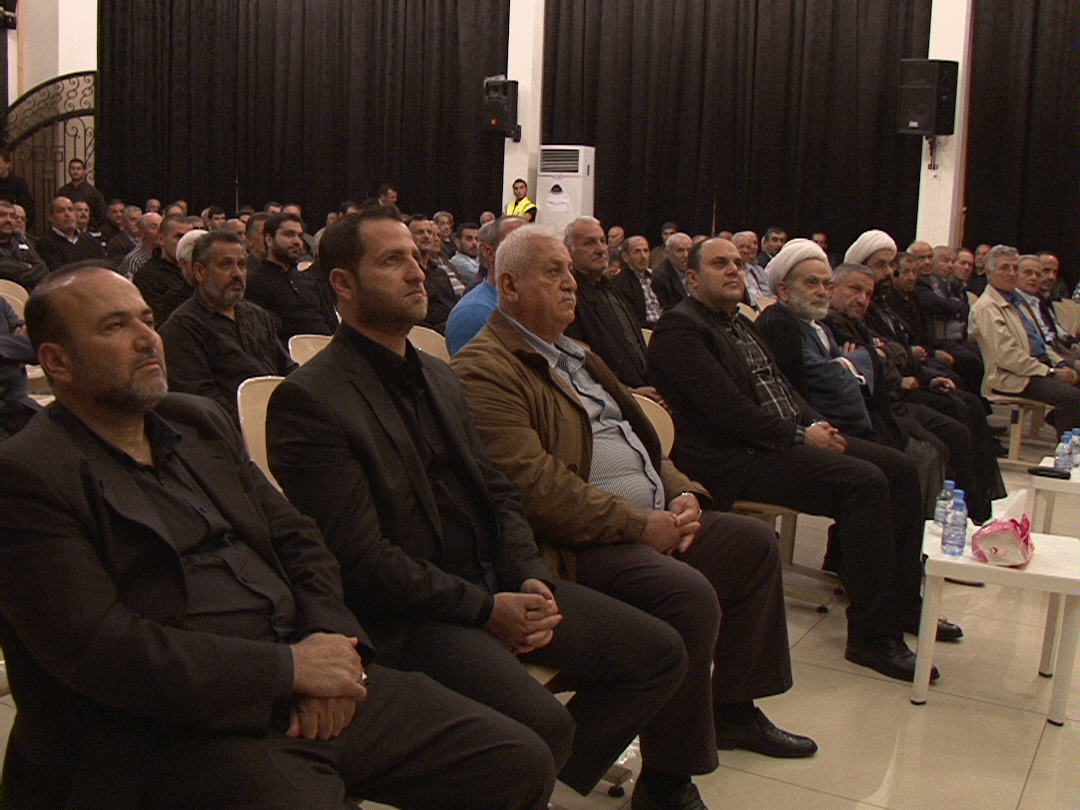 مقدّمة الحضور يتوسطهم الدكتور الجرّاح محمد أبو حمد