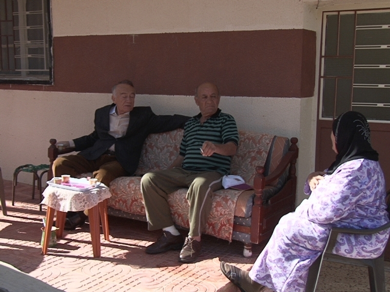 جلسة عائلية في يوم مشمس في شبعا