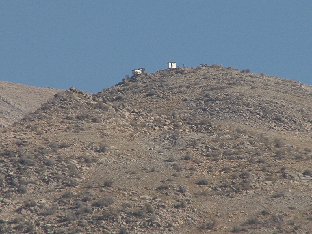 موقع للامم المتحدة في مرتفعات جبل الشيخ وبقربه يعبر السوريون