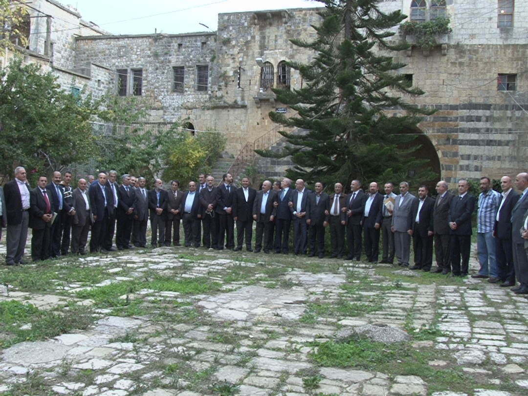 لقطة جامعة للقاء في باحة القلعة الشهابية في حاصبيا