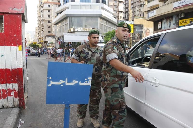 حاجز الجيش على مدخل الضاحية الجنوبية من جهة كنيسة مار مخايل (عن الإنترنت)