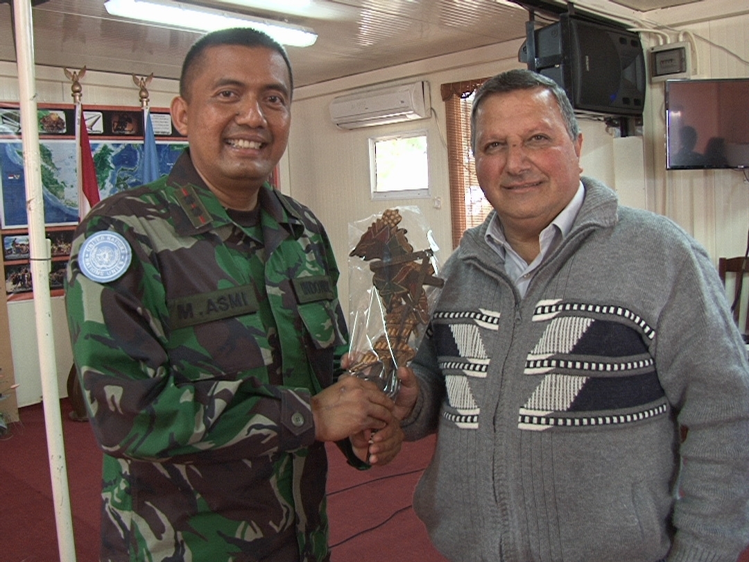  الكولونيل مايكل عزمي يسلم الزميل جورج  العشي هدية تذكارية