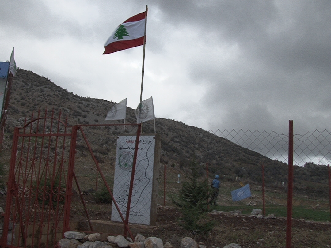 العلم مرفوعاعند  بوابة المزارع بمراقبة من القوة الدولية