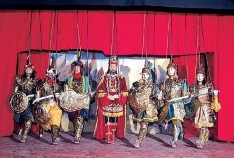 الرئيس برّي متخصص بالتحكم بالمسرح السياسي كالتحكم بالحبال في مسرح الدمى وحباله السياسية موصولة مع كل اهل السياسة