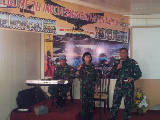 الليوتنانت كولونيل مايكل عزمي، قائد  الكتيبة الاندونيسية، يغني لماجدة الرومي 