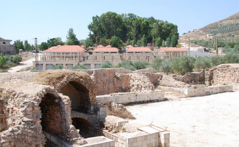 الخان القديم وخلفه السوق (طارق ابو حمدان)