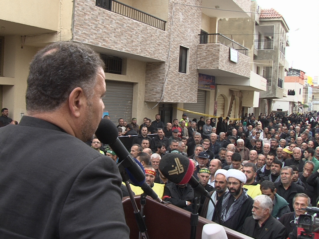 النائب فياض متحدثا في العاشورة في الخيام وبدا النائب صالح بين الحضور