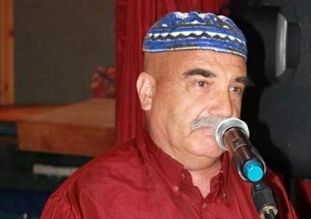 يجلس الشيخ فوّاز حسين في بيته على سفح احد الجبال الجليليّة وهو يحتسي شراب المتة والذي تحول الى تقليد محلي منذ فترة طويلة.