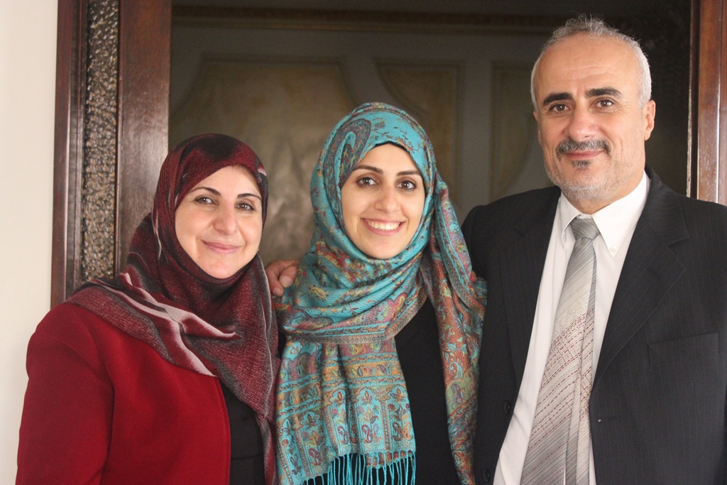 الدكتورة حوراء عواضة تتوسط  والدها الحاج عبّأس عواضة ووالدتها الحاجة أحلام يوسف عطوي