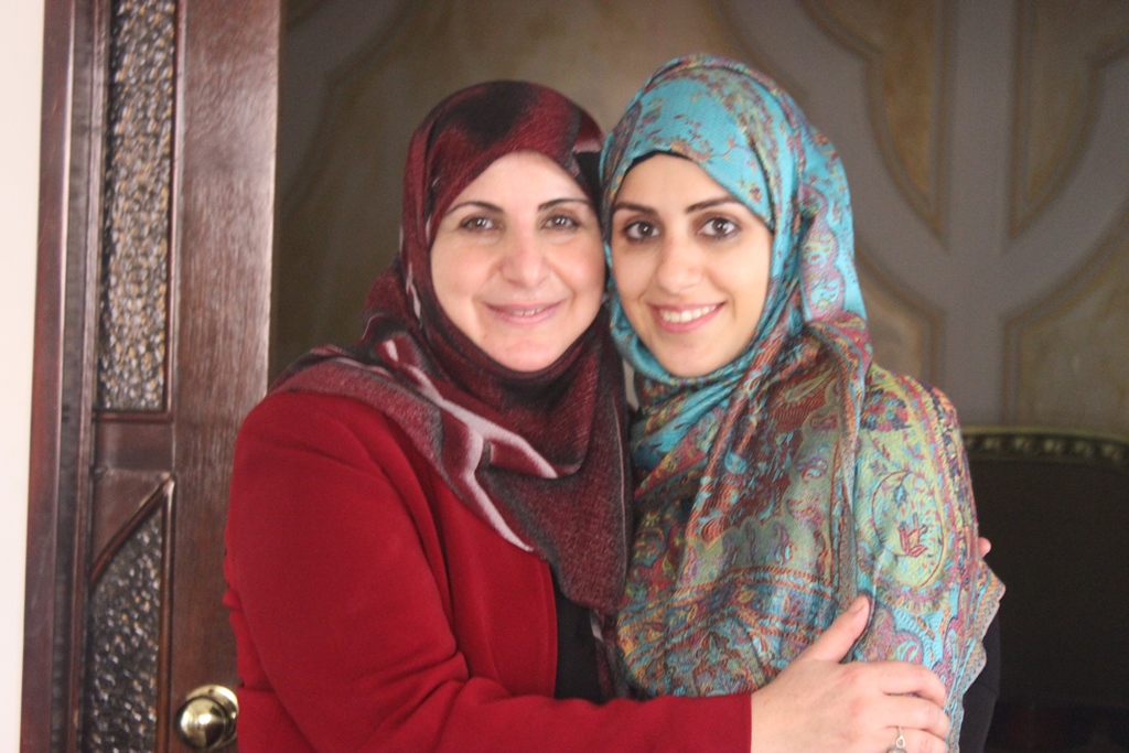 الدكتورة حوراء مع الوالدة
