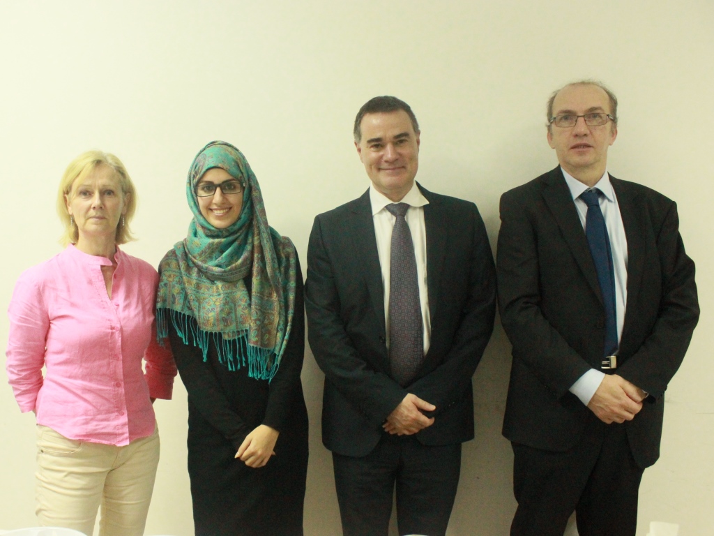 الدكتورة حوراء عواضة في صورة تذكارية مع اعضاء في اللجنة