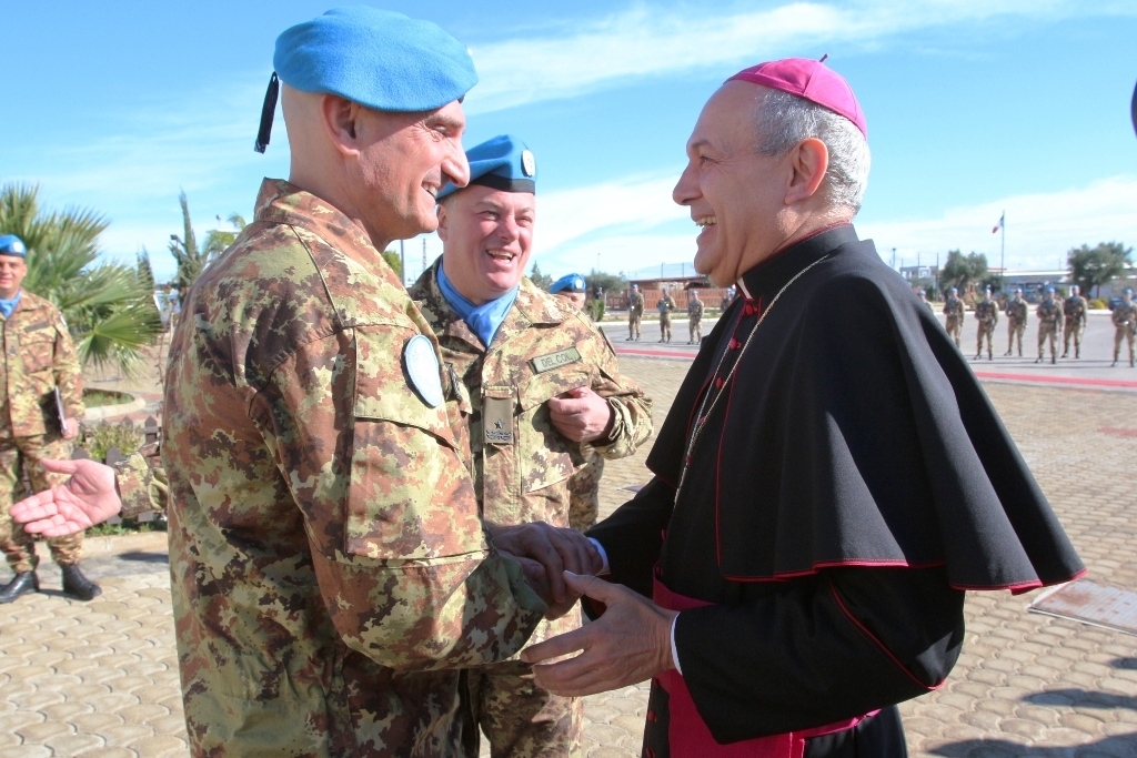  الجنرال بورتولانو مستقبلا السفير البابوي كاتشيا