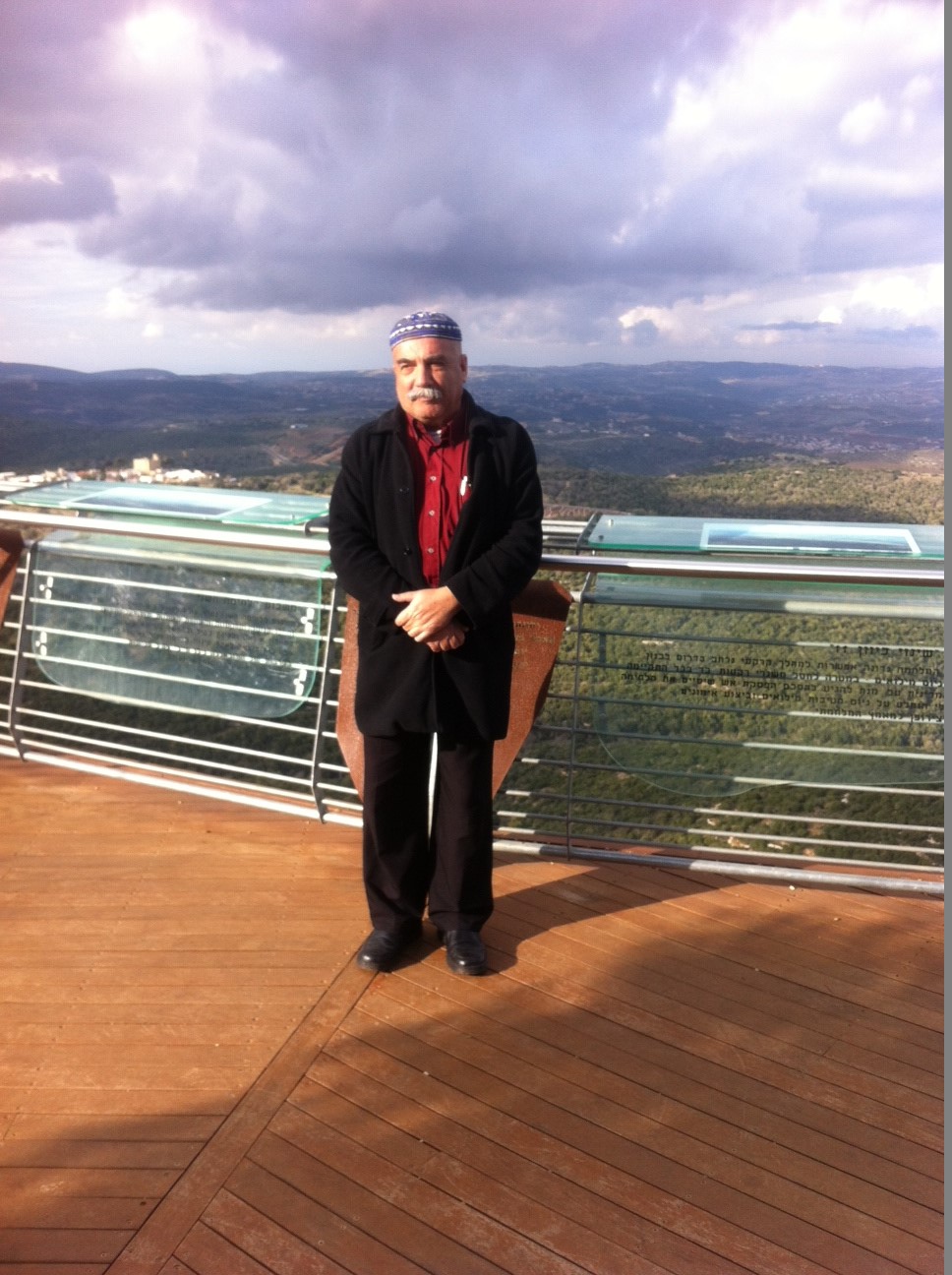 الشيخ فواز حسين على جبل عدافر ومن خلفه قرى الجنوب اللبناني الغالية