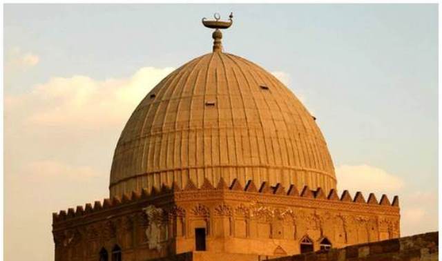 تتلمذ الشافعي على يد الإمام مالك في جلسات الفقه والشؤون الدينية والحديث ، وفي مدرسة  محمد بن الحسن الشيباني