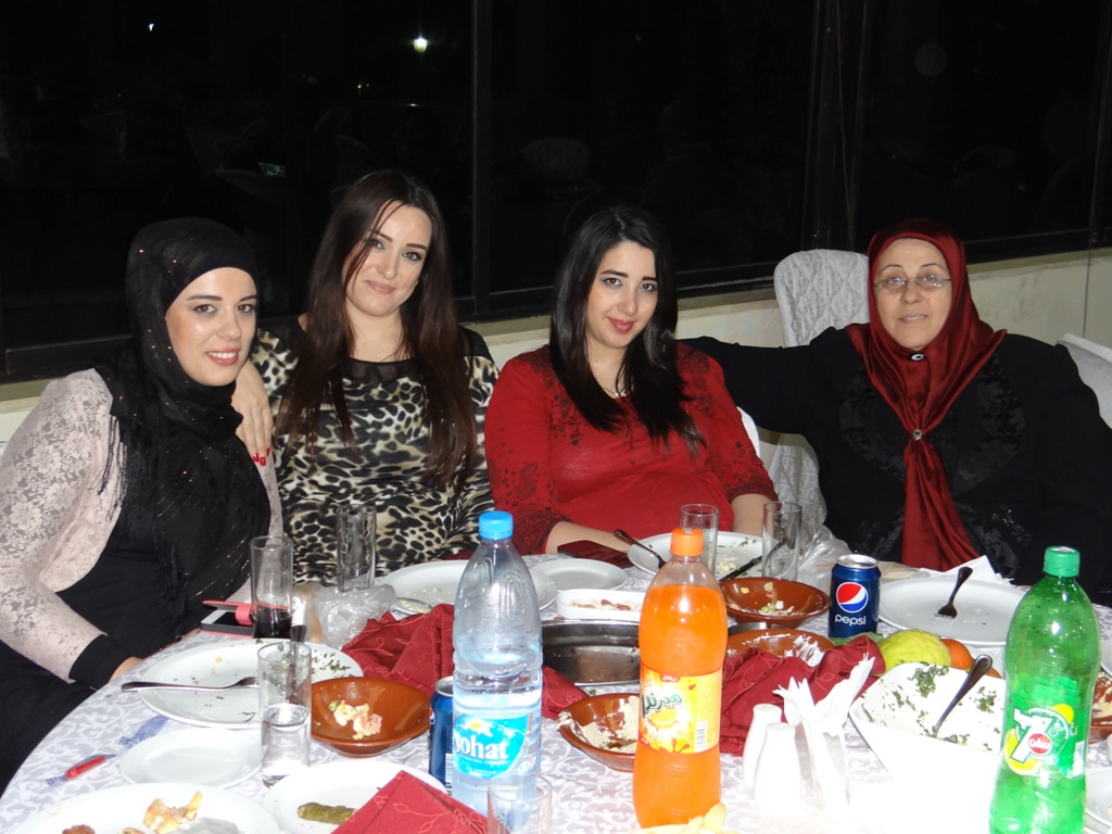 سبحان الله.. بفضله جُمع القريب  والبعيد بلحظة ووجدت \