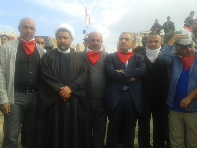 المشاركون في احتفال رفع العلم