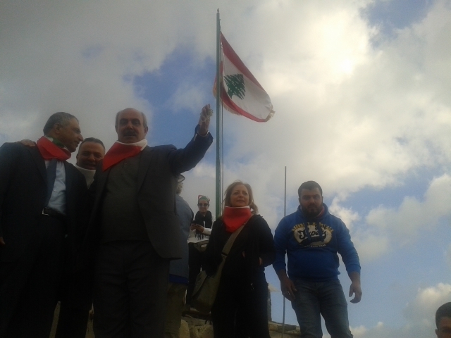 النائب هاشم وشقير و امام العلم المرفوع