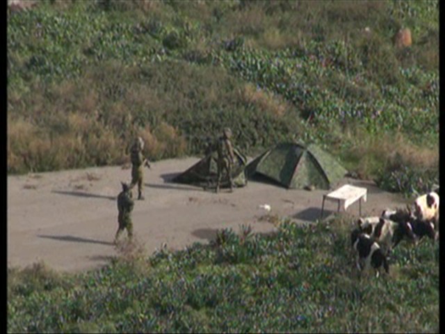 أقدمت قوة من جنود العدو الاسرائيلي  على نصب خيمتين صغيرتي الحجم ورفعوا عليهما العلم الإسرائيلي وراية الوحدة التي ينتمون اليها