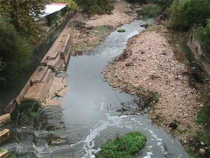 مياه الحاصباني أشبه بالزفت الأسود