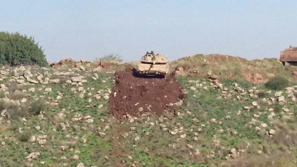 جرافة للعدو تعمل قبالة الوزاني بحماية دبابة ميركافا