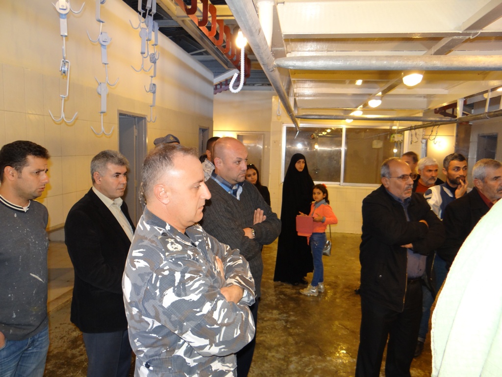 المقدّم جوزيف عيد وجموع من الرسميين والإعلاميين والمهتمين يطلعون على حسن سير مسلخ الخيام