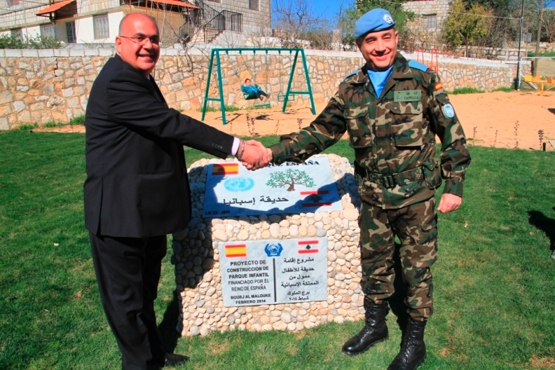 مصافحة بين قائد الكتيبة الاسبانية المقدم كابيلا ورئيس البلدية الحاج امام لوحة تؤرخ لمشروع الحديقة