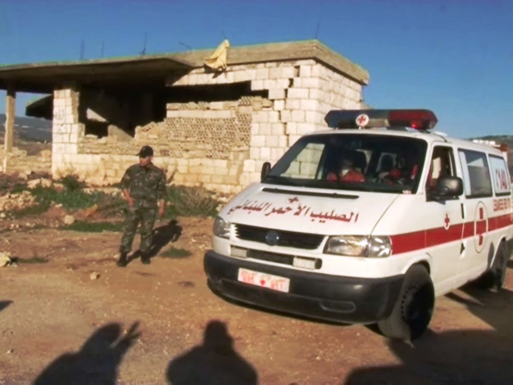 سيارة اسعاف للصليب الاحمر  نقلت جثة ماروني الى مستشفى النبطية