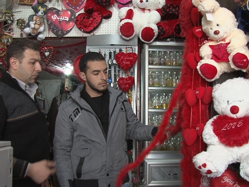 الشاب دريد يستشير البائع سامر لشراء هدية العيد بسعر مقبول