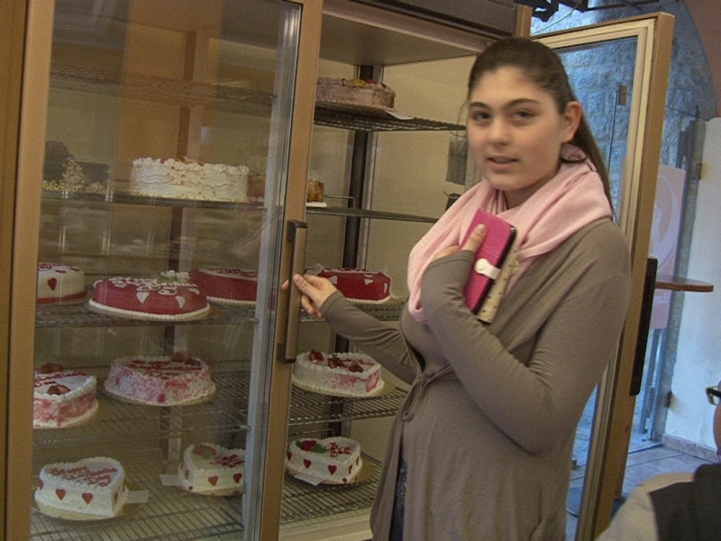 الشابة غسانة  تختار قالب حلوى في عيد الحب