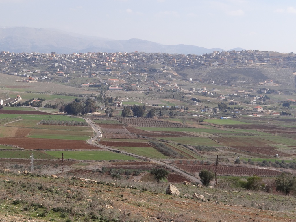 جنَّتي، فيها قرىً، أختار إحداها أسميها الخيامْ.