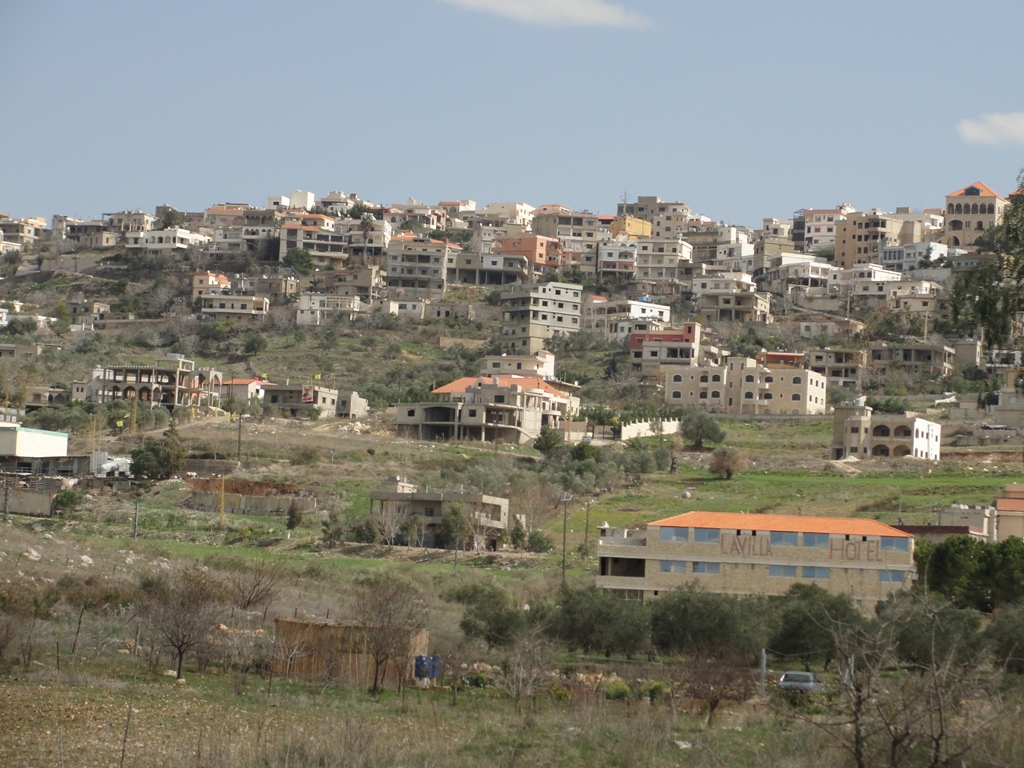 هل شمَمْتُم مرةً رائحةَ الجنَّةِ تأتي، كلما الرِّيحُ تدُفُّ الغيمَ من صوبِ الخيام؟