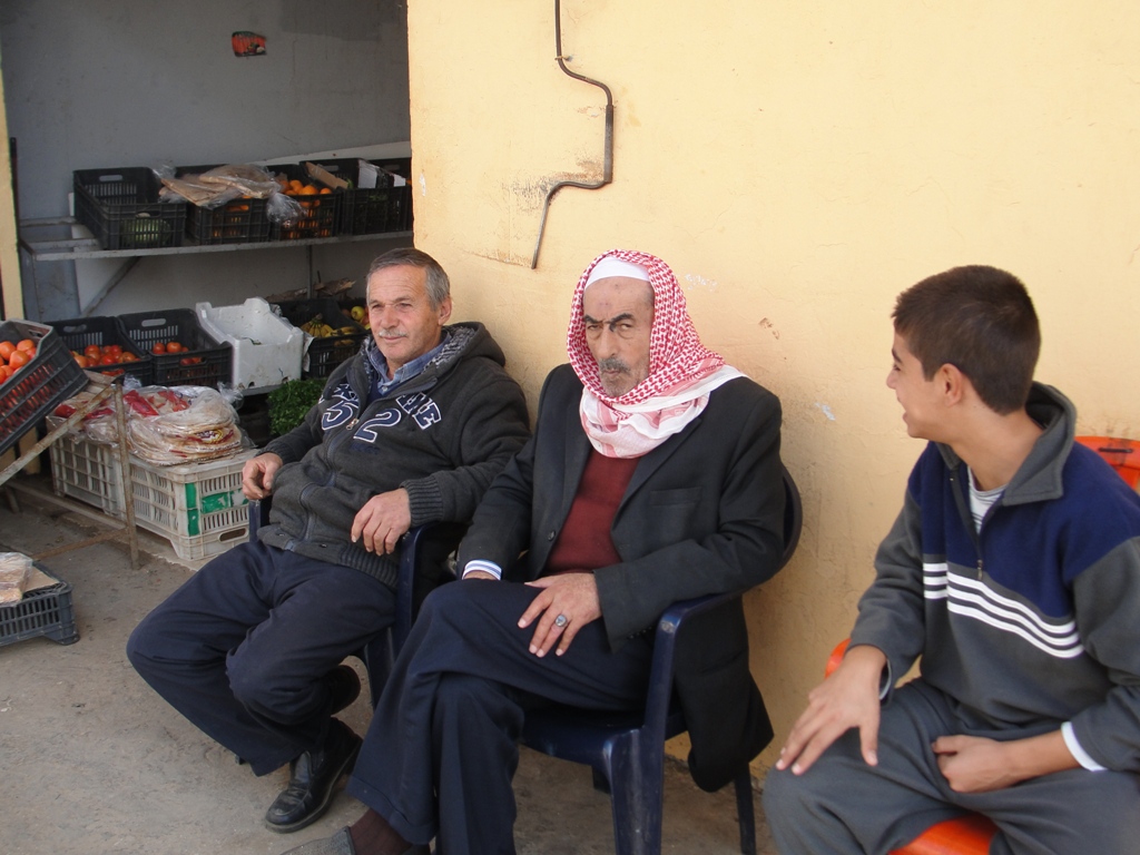 جنَّتي، فيها قرىً، أختار إحداها أسميها الخيامْ.