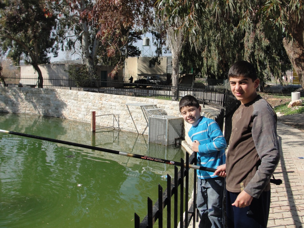 جنَّتي، فيها قرىً، أختار إحداها أسميها الخيامْ.