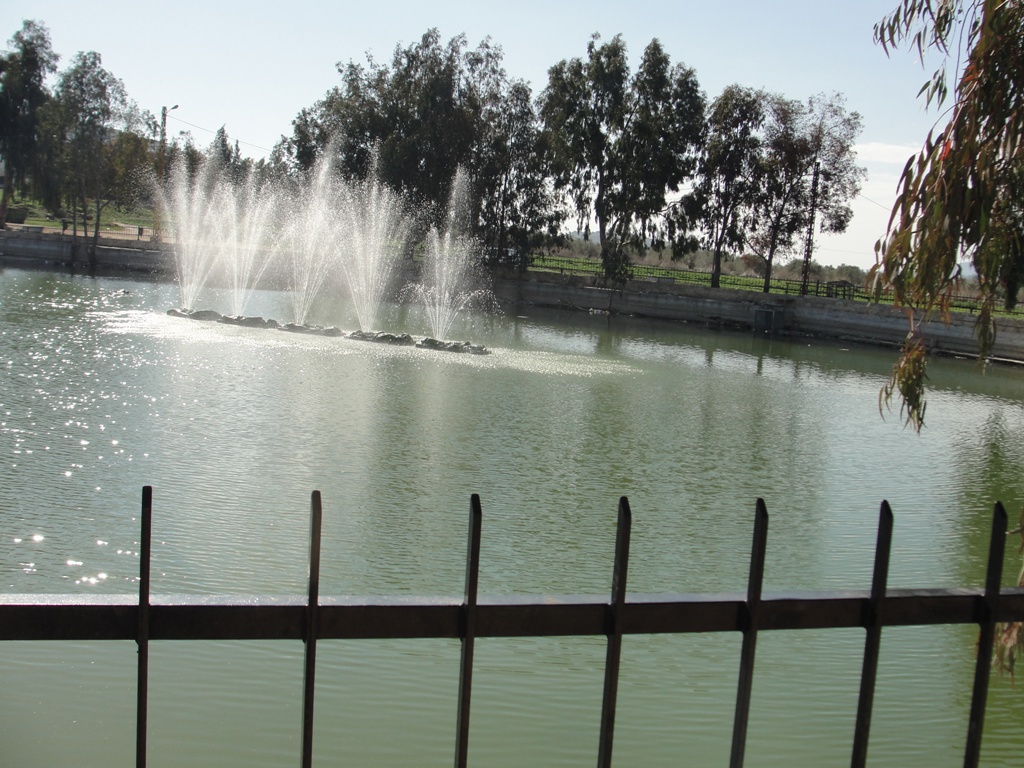 جنَّتي، فيها قرىً، أختار إحداها أسميها الخيامْ.