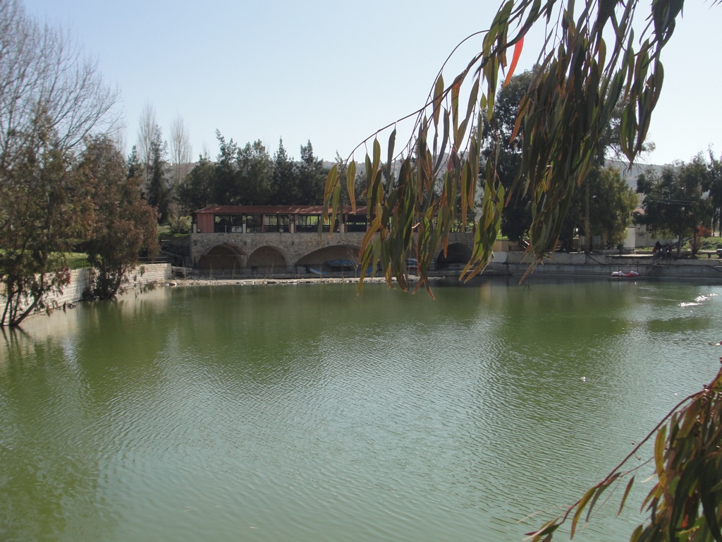 جنَّتي، فيها قرىً، أختار إحداها أسميها الخيامْ.