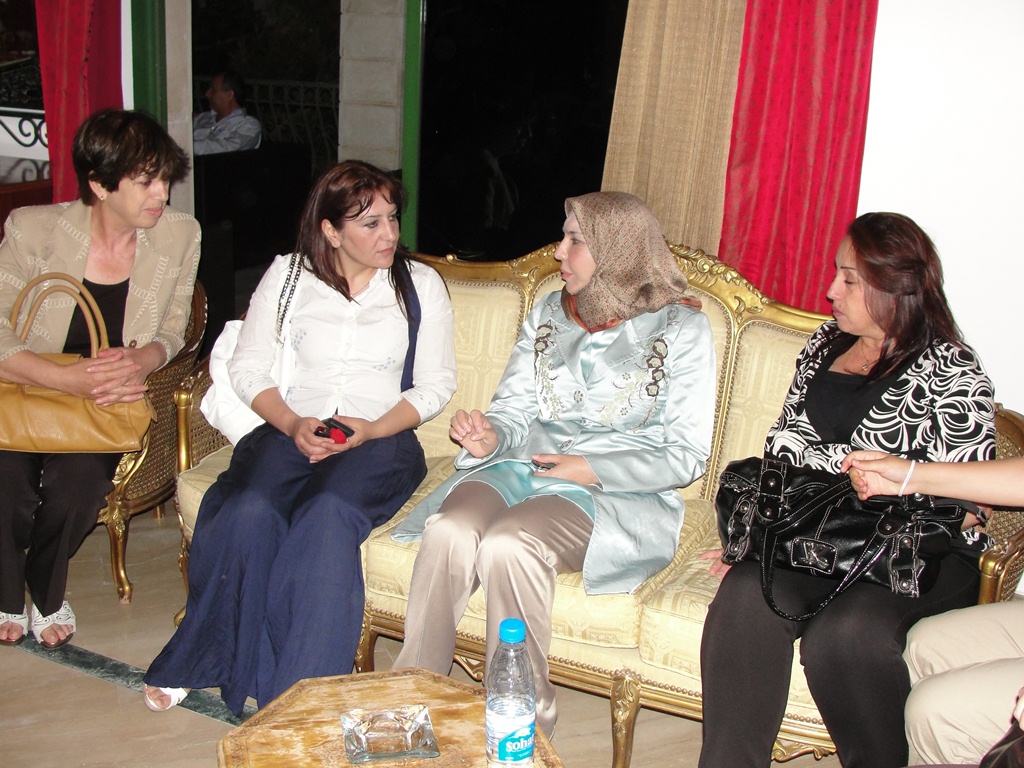 عقيلة الوزير علي حسن خليل، الدكتوره سامية حيدر صالح، تتلقى التهاني من سيدات خياميات عند تسميته وزيراً للصحة - أرشيف