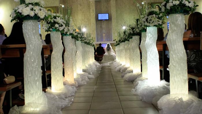 تغلب على حفلات الزفاف اليوم مظاهر البذخ والترف والتفاخر سوا في برامج الحفلات أو التجهيزات، الأمر الذي يجعل الشباب والشابات يفكرون ألف مر