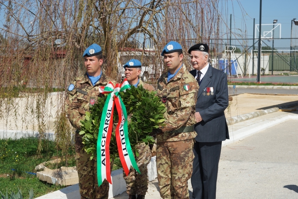  الوفد الايطالي  يضع إكليلا من الزهر عند النصب التذكاري لشهداء