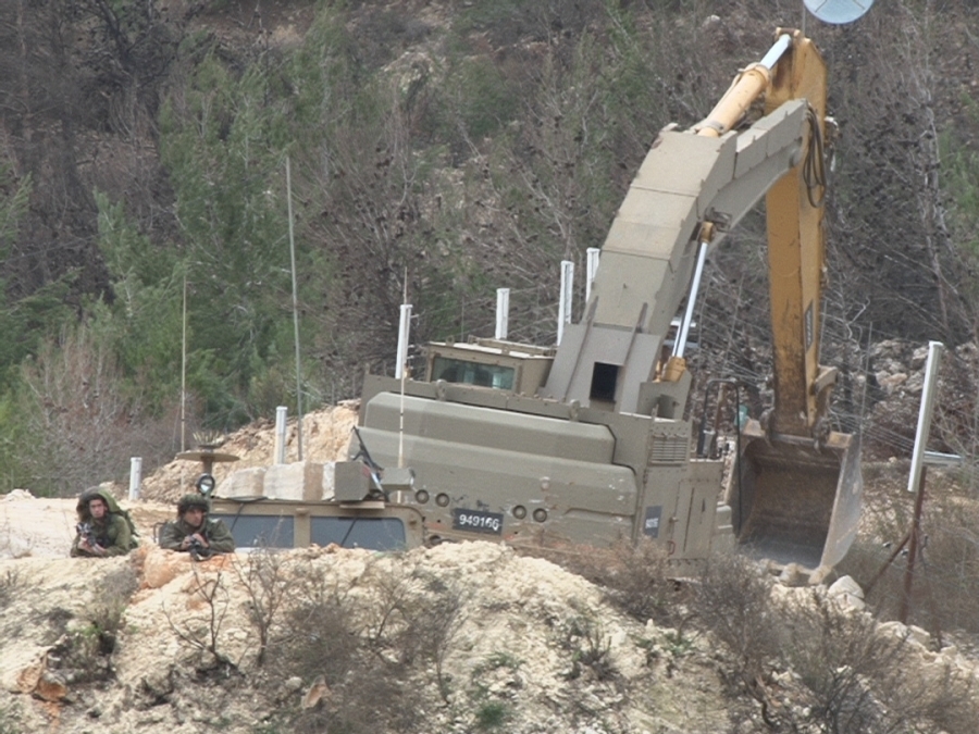 جرافة للعدو تعمل على ردم حفرة قربة مقطة مراقبة قبالة مدخل عديسة