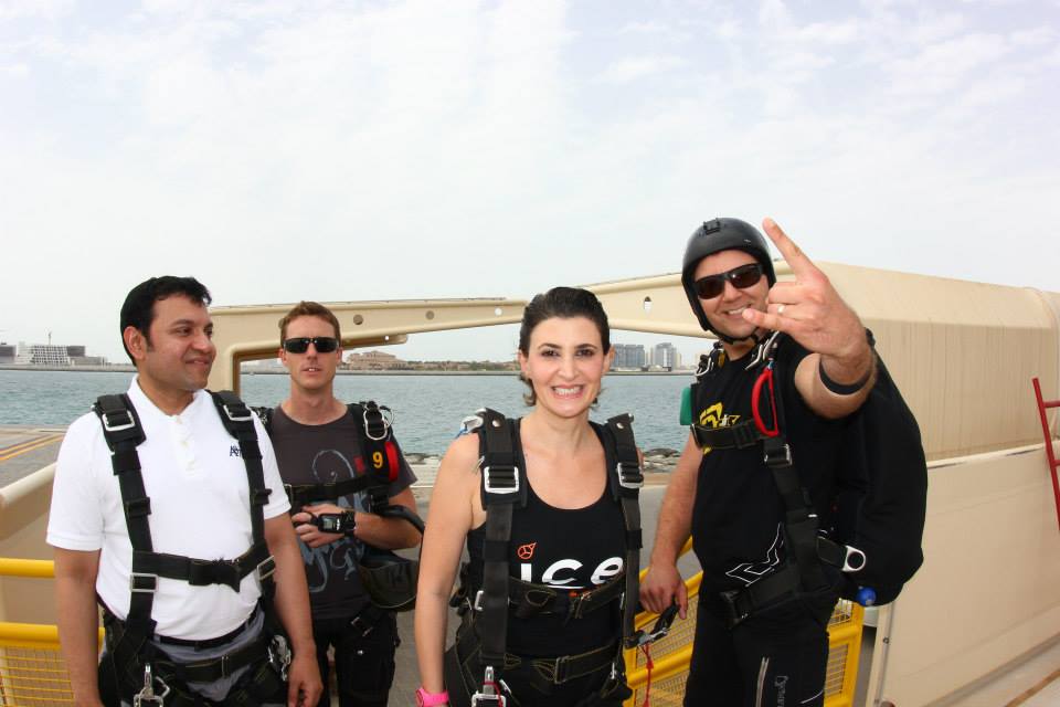 فدوى مهنا.. في الطائرة قبل القيام بقفزتها