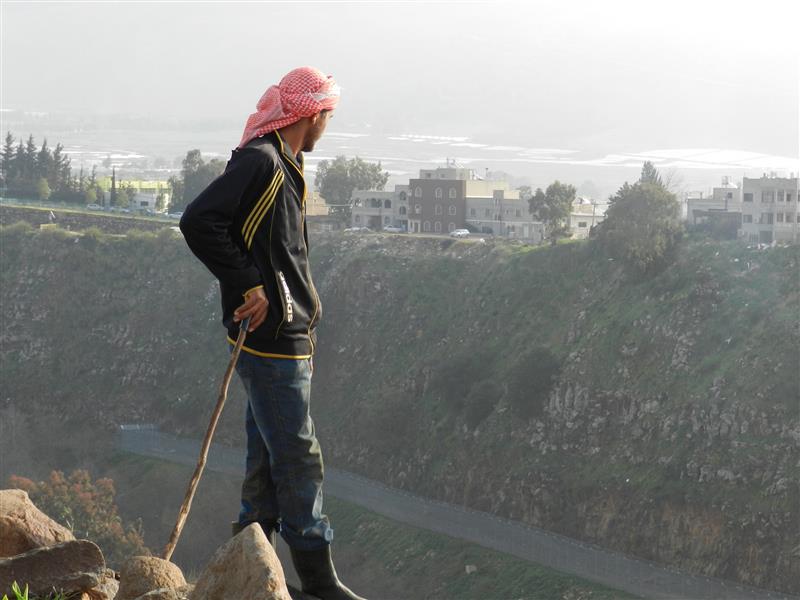مواطن لبناني يراقب بلدة الغجر المحتلة امس (طارق ابو حمدان)